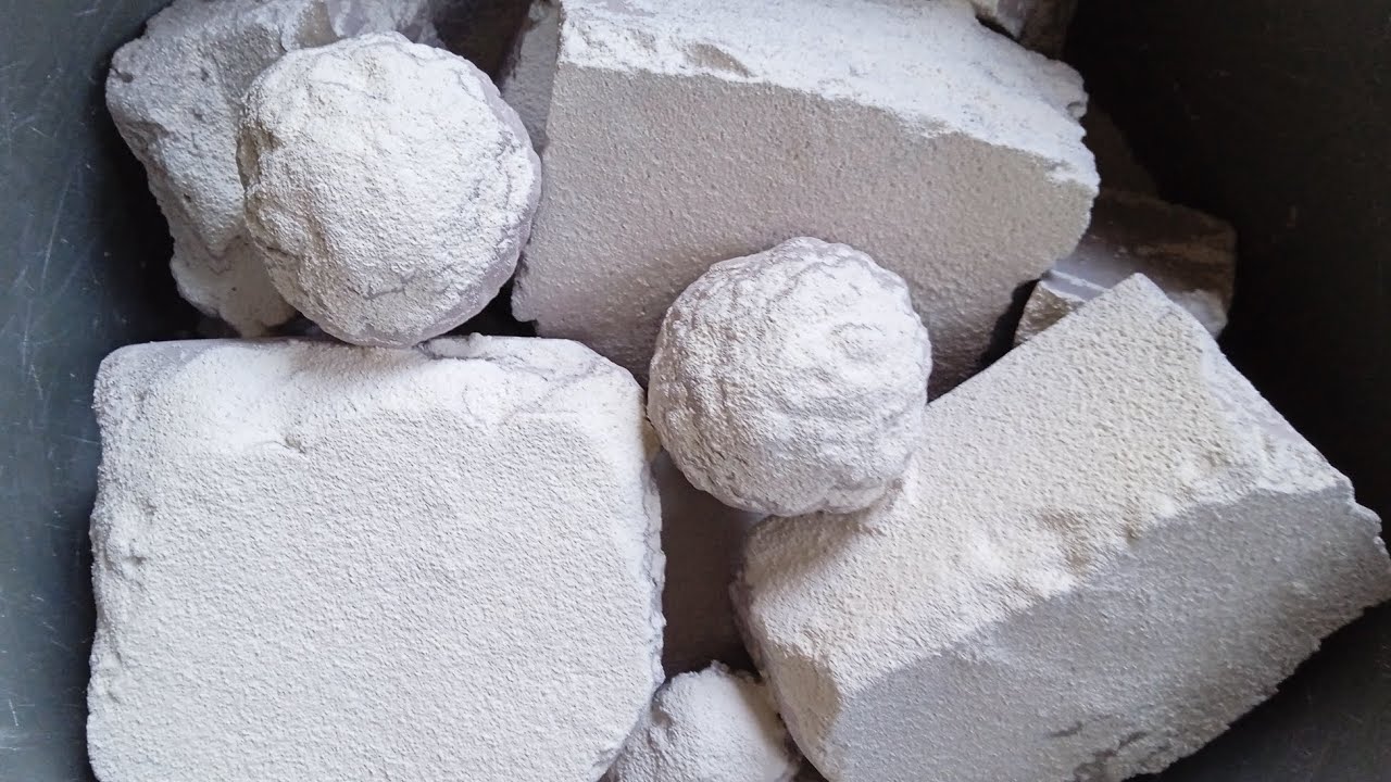 Super Dusty & Crispy Gymchalk reforms Jumbo chunk's √• Oddlysatisfying 