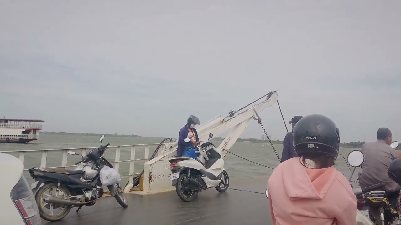 កំពង់ចម្លងស្វាយជ្រុំភ្នំពេញខ្យល់និងរលកធំៗណាស់/Along the river, the wind and the big waves