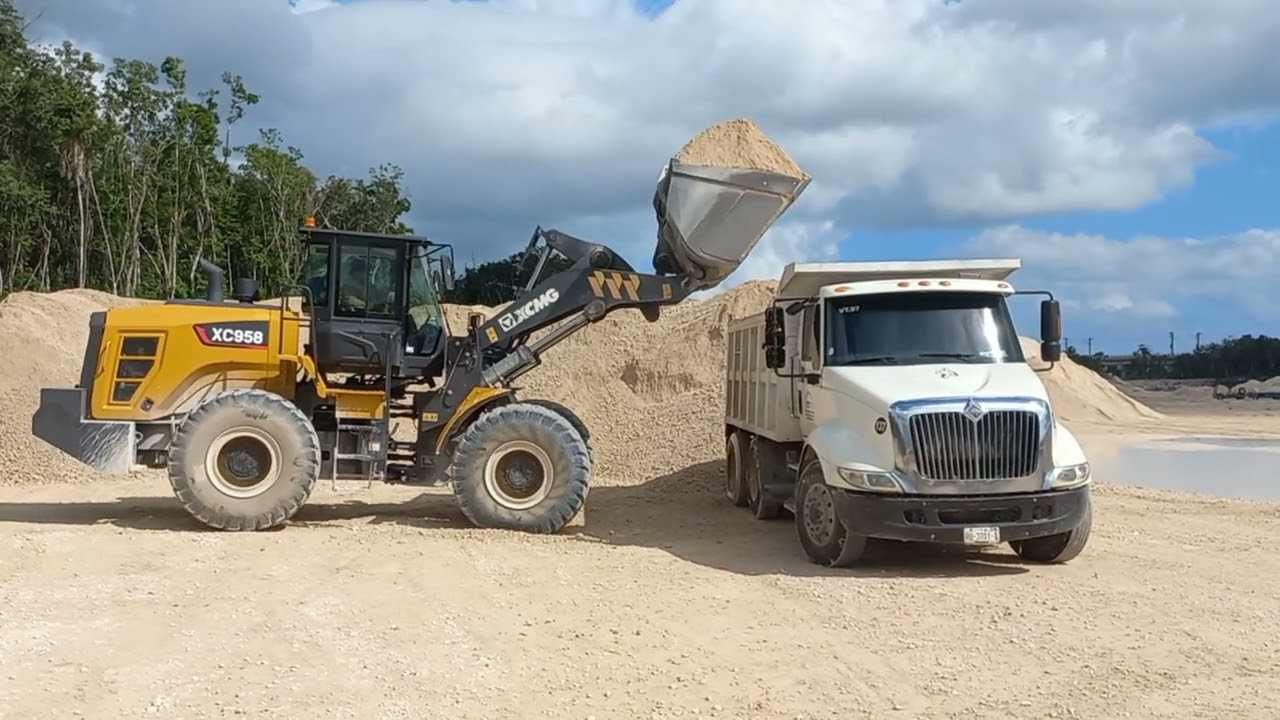 Cargador Frontal llenando volteo de 14m³