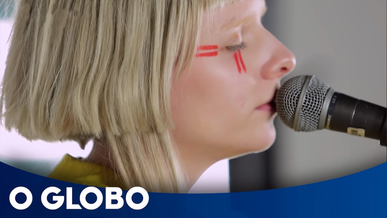 Aurora canta 'Forgotten love' no Brasil