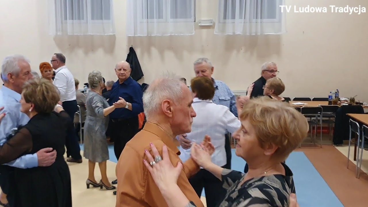 CHRYZANTEMY ZŁOCISTE w kryształowym wazonie liryczny utwór Kapeli BURSÓW na zabawie karnawałowej 
