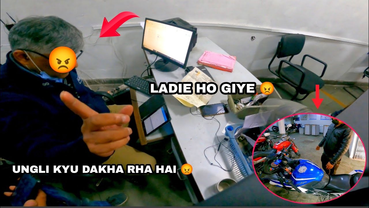 Bajaj  ke Service Centre Mai Hui Fight 😡