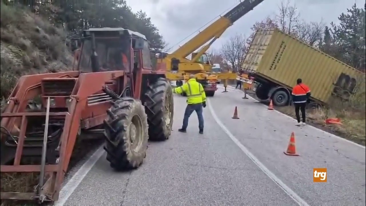 Recuperato il mezzo pesante finito fuori strada lungo l'Apecchiese