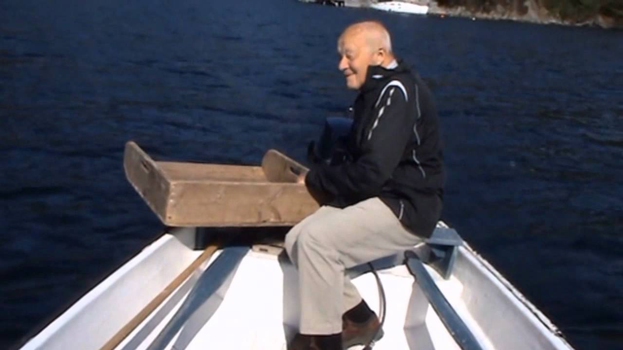 Monrad fiskar med garn