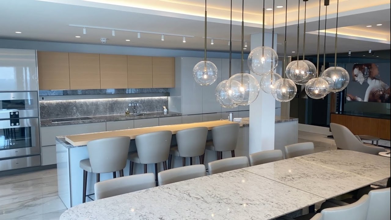 Aurum 701 is a magnificent luxury villa just a stone&rsquo;s throw away from idyllic Bantry Bay.