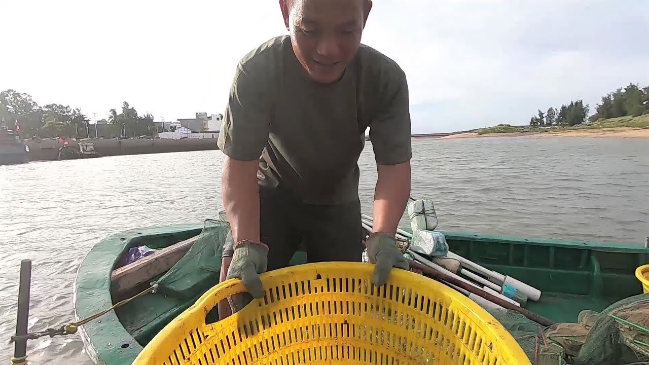 老四出海终于抓到自己最爱的货，高兴的大叫，回到岸上舍不得卖