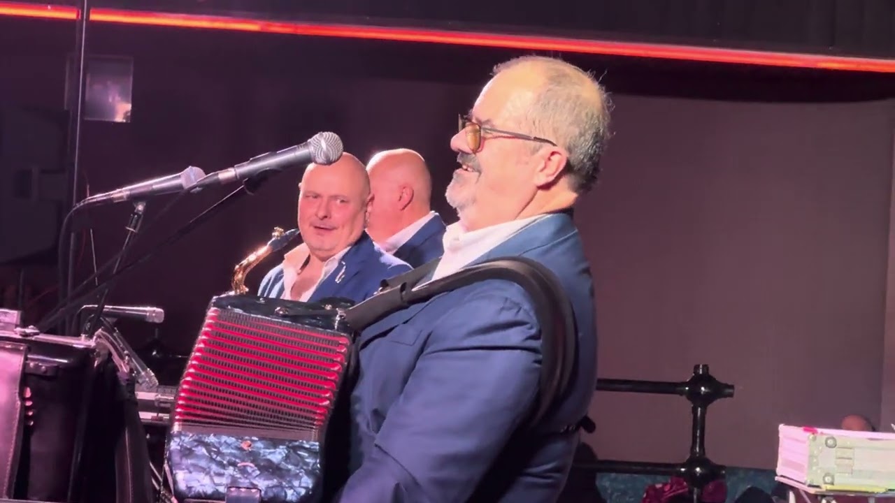 Orchestra EDMONDO COMANDINI - I CAVALLI SONO STANCHI valzer per orchestra. Musica di Tiberio Marani.