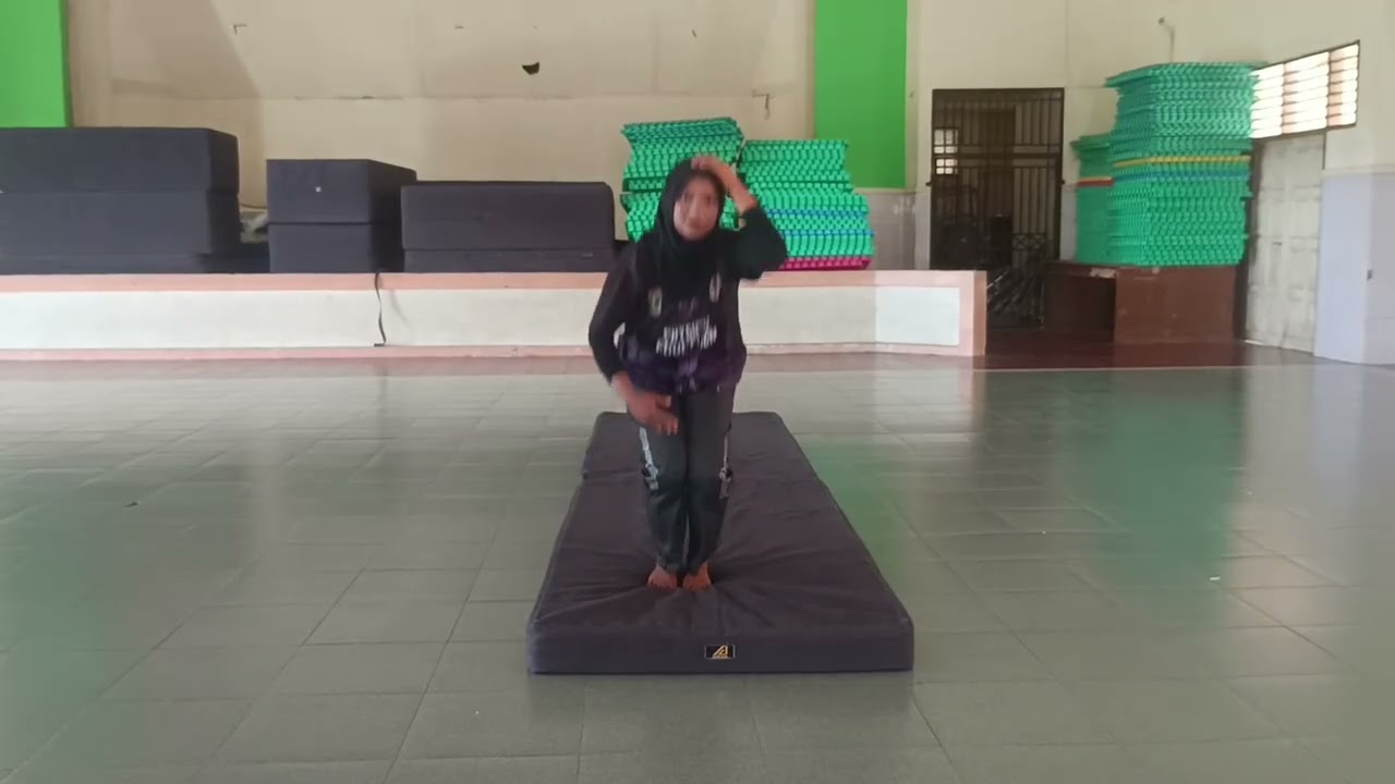 Vidio Roll depan dengan awalan jongkok