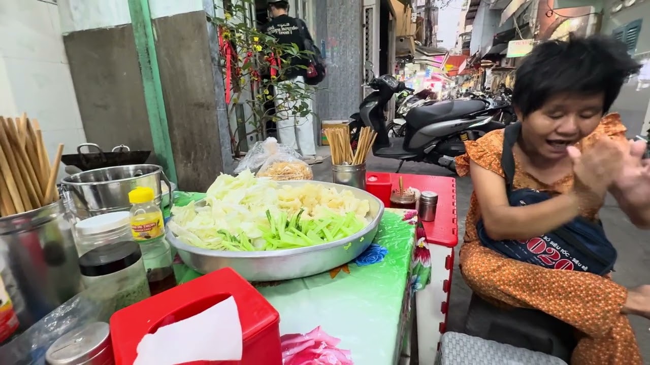 Thủy khờ ngé quán chị đào bán hủ tíu xào CAMBUCH ngồi nói quá trời 