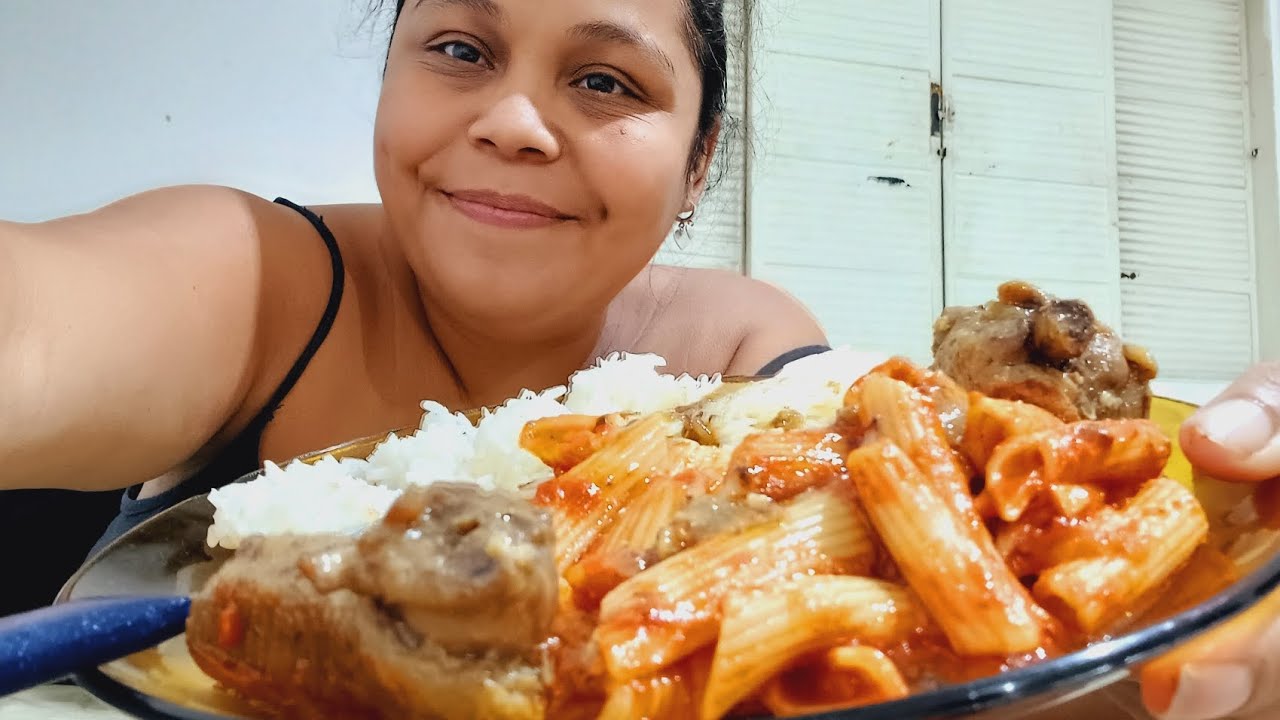 COMENDO MACARRÃO AO  MOLHO VERMELHO