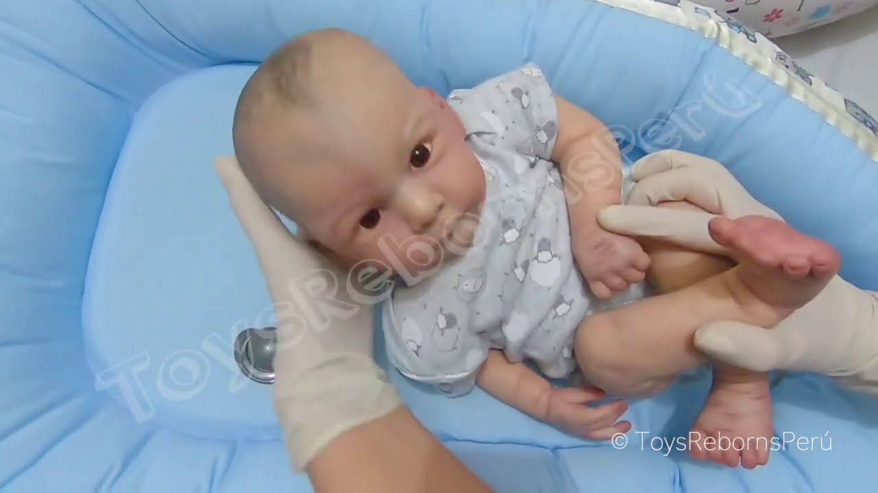 Comparación de un bebé reborn de torso de algodón, una de cuerpo completo de vinilo y una silicona