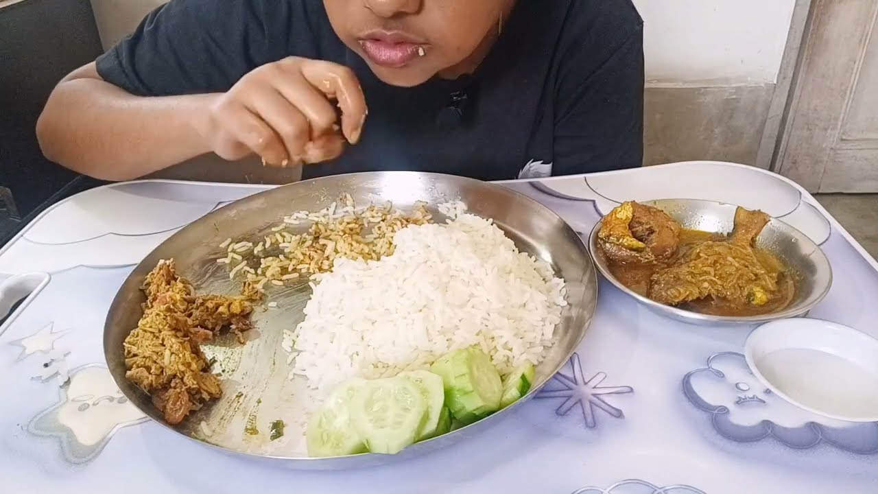 Vat, Piyajkoli Vaja, Mocha Ghonto, Macher Jhol Eating | Bengali Village Food Eating Show