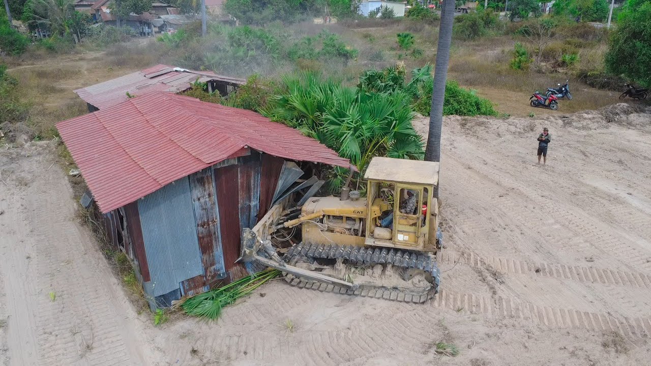 Power CATERPILLAR DOZER Push old Construction and Clearing forest big land