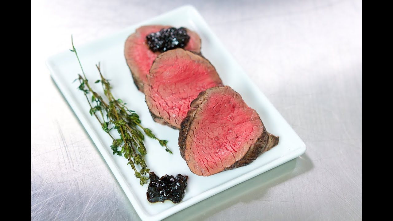 Вырезка, приготовленная методом су-вид, и другие кухонные принадлежности 