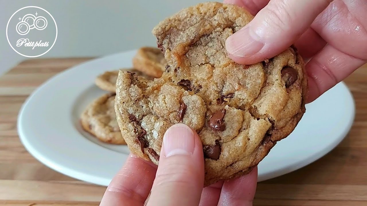 Subway-Style Chewy Chocolate Chip Cookies | Crispy edges and Soft,Chewy inside || Petit Plats
