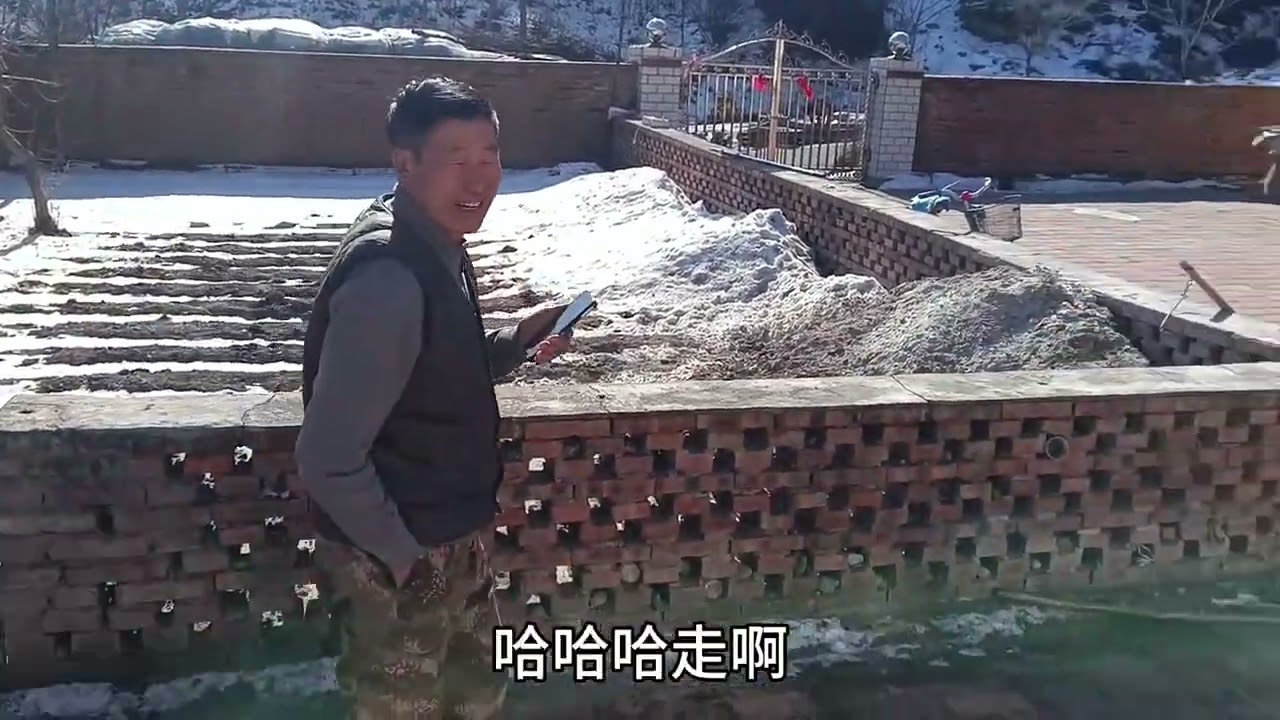 中午去养蜂户人家看看他的养蜂地方和蜂蜜