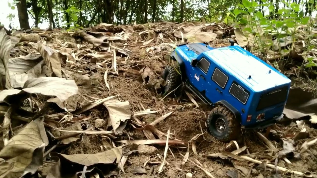 RC RGT EX86100 V2 RC Car Off Road Adventure Going Through the Incline