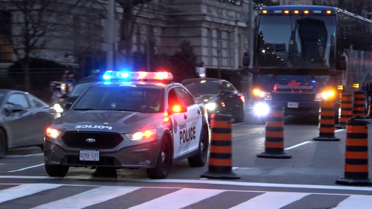 le car des Penguins de Pittsburgh escorté par la police de Toronto