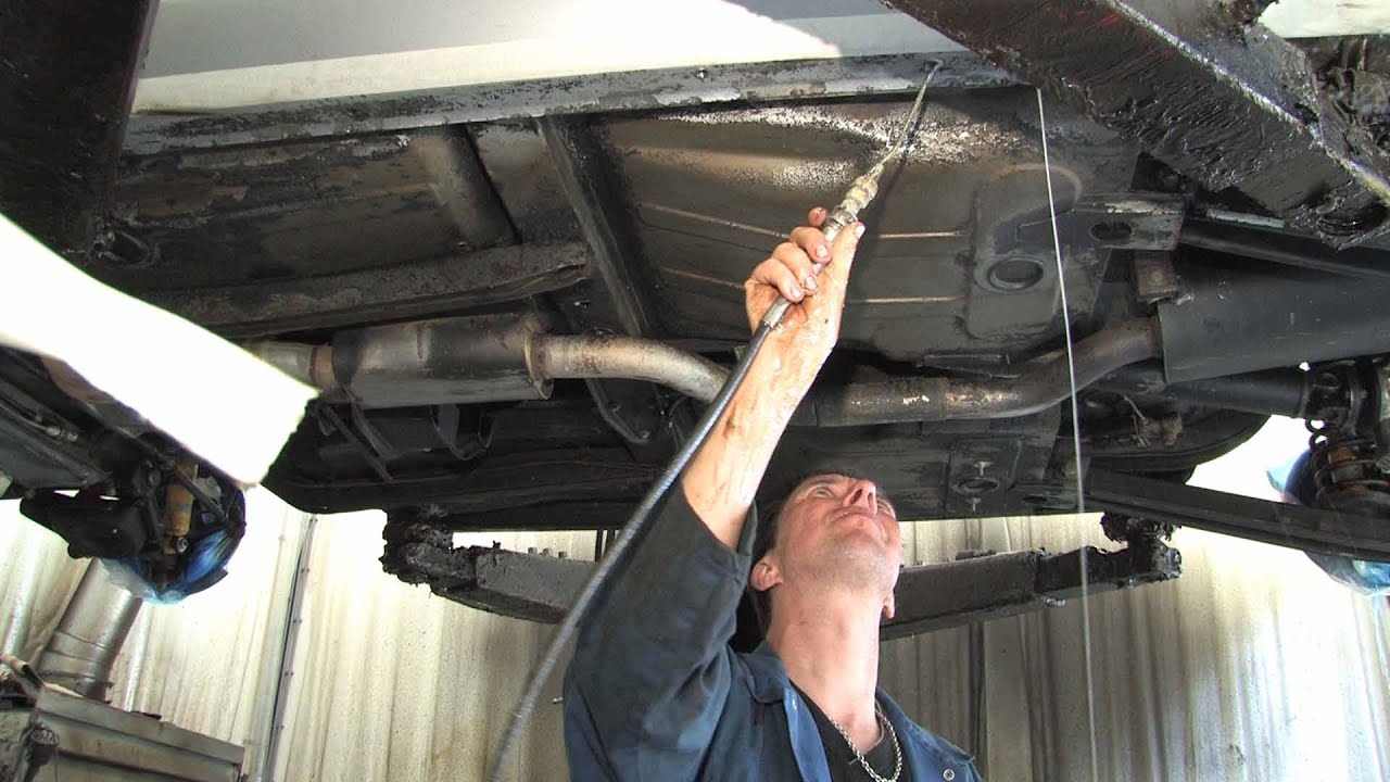 Anti-roest behandeling van een oldtimer door Dinitrol anti roest center Gosliga & Zn te Leeuwarden