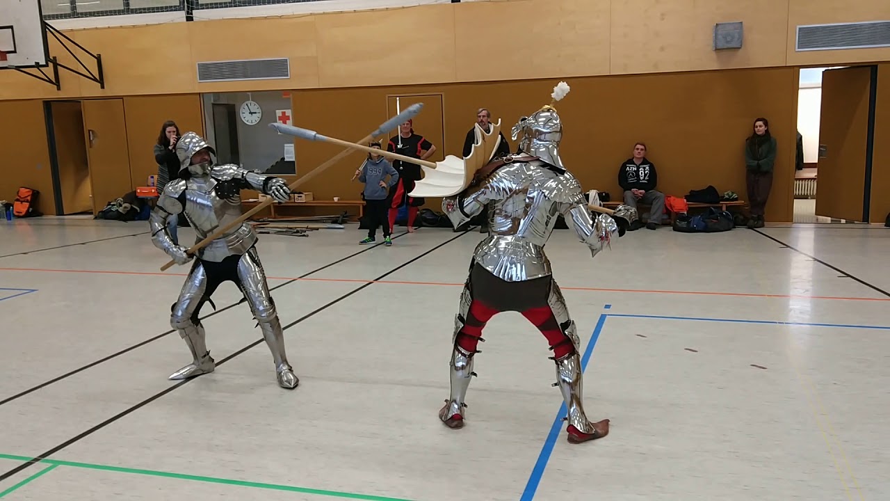 Leichtes Sparring im Harnisch