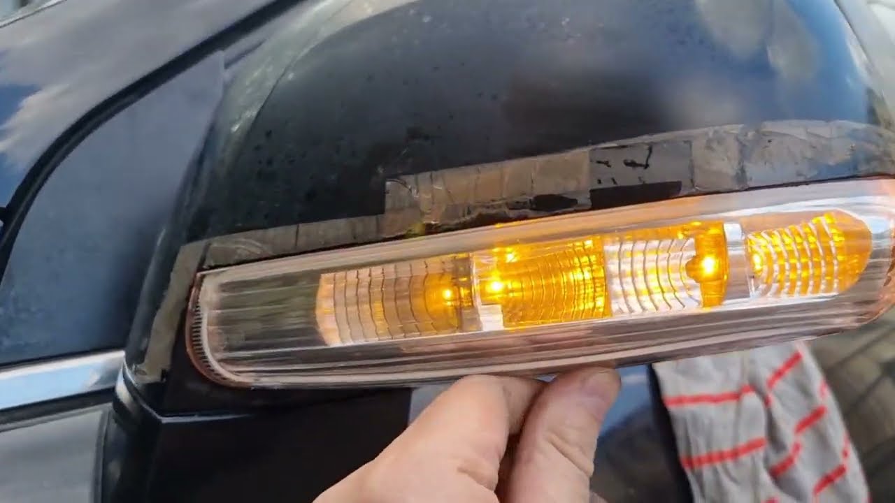 Замена повторителя указателя поворота (поворотника) на зеркале Chevrolet Captiva C100.