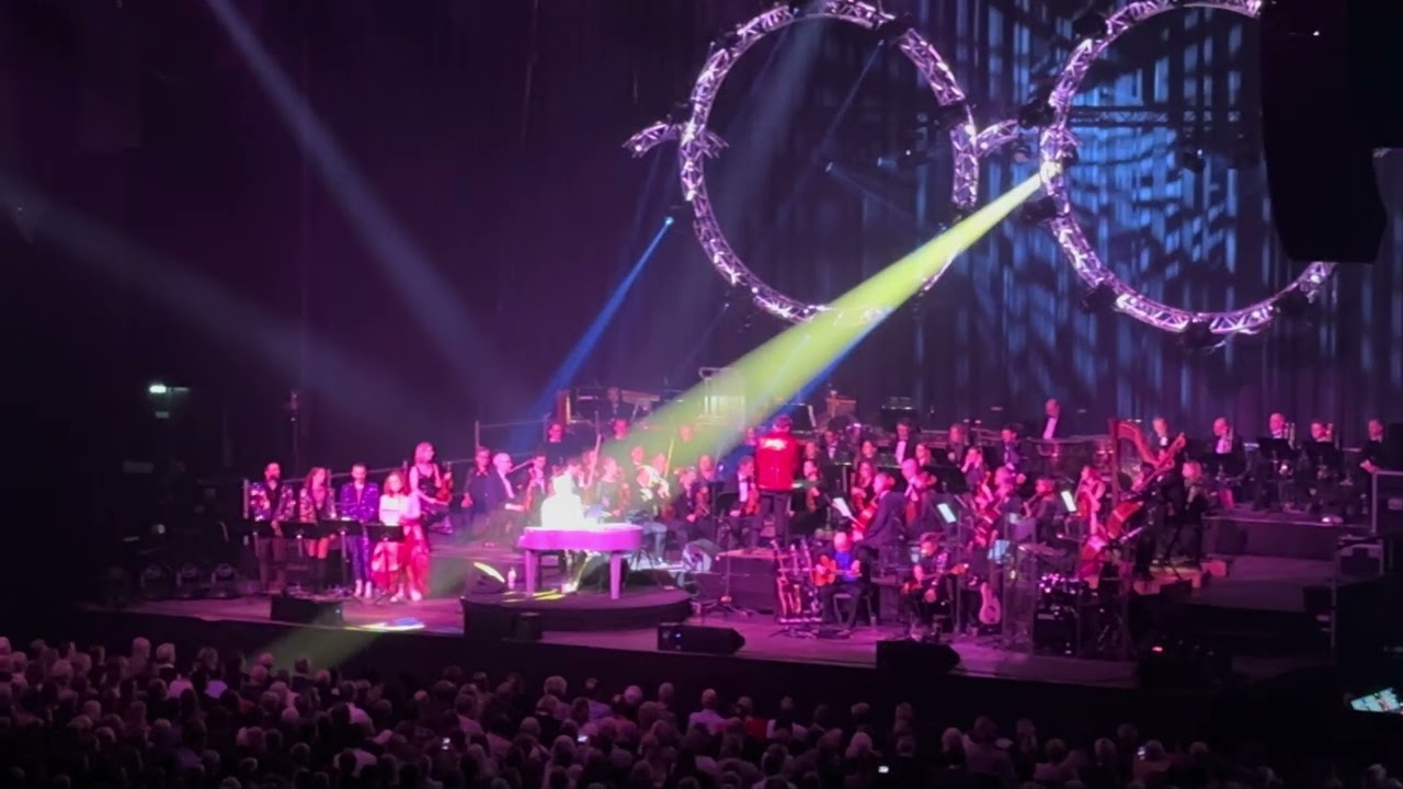 Peter Johansson som Elton John