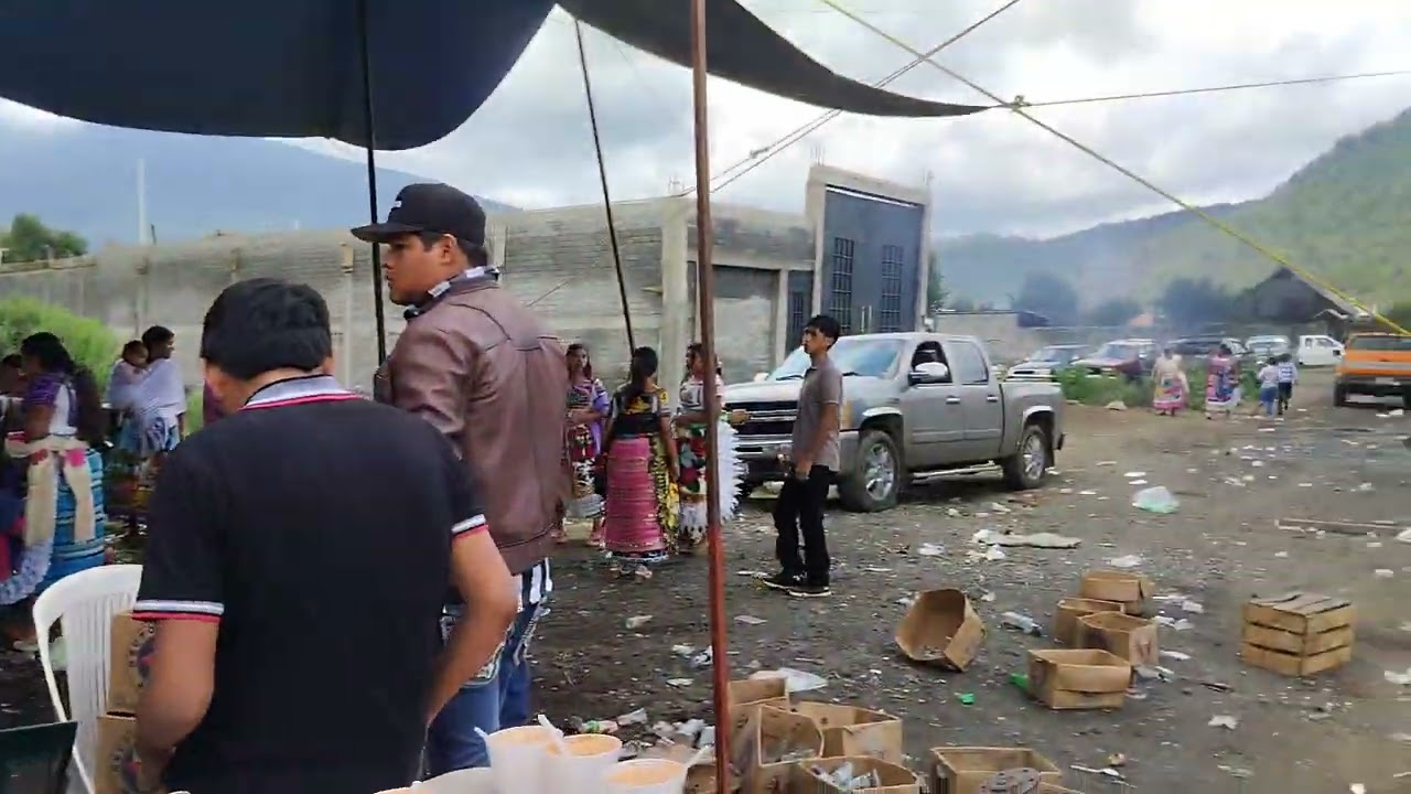 Los de capa ilusión purépecha tocando en capacuaro Michoacán