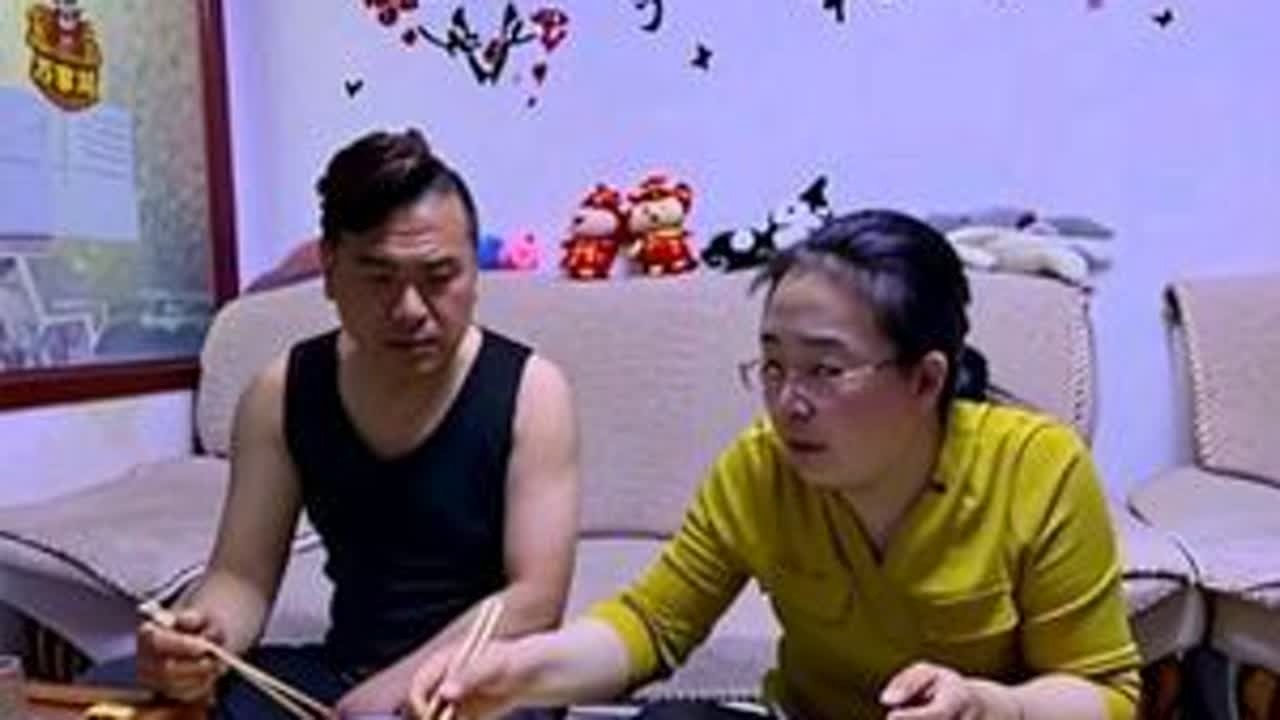 麻辣鸡爪，海鲜汤咋逮呀这个饭，一菜一汤根本不符合员外的气质！俺要是不看在板凳滴面子上，俺是绝对不会逮这个饭滴😅#夫妻日常搞笑 #员外跟一拢稍滴幸福生活#原创视频 #碎嘴子vlog