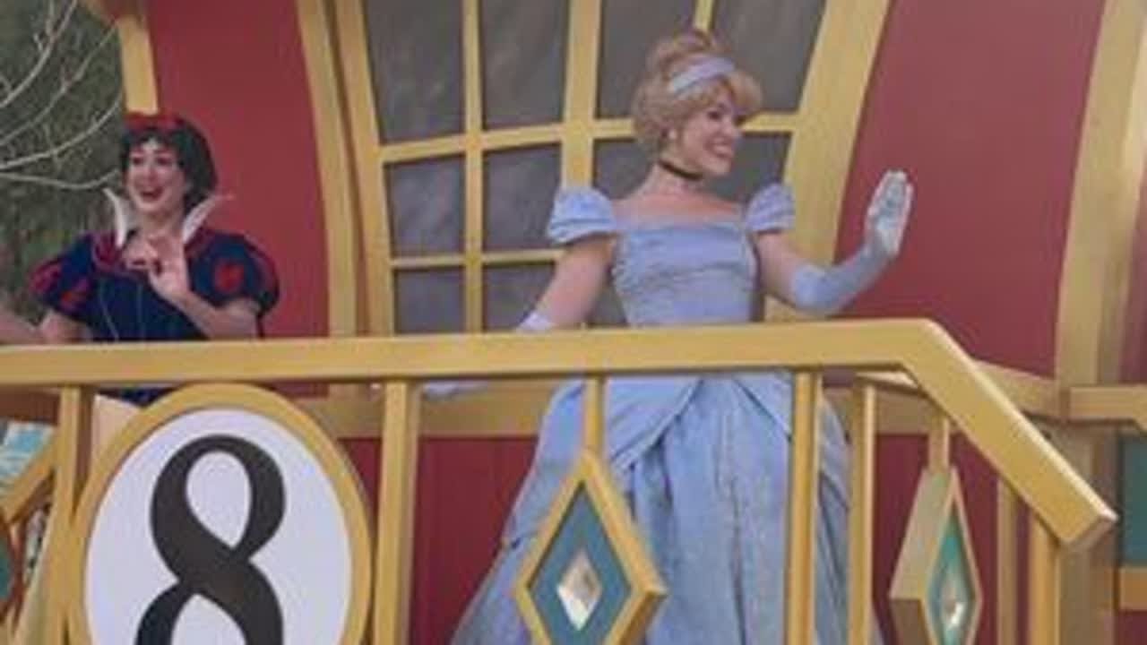 一分钟都不舍得剪掉 迪士尼全公主专列特别花车 注：今天是女神节 祝大家节日快乐 #上海迪士尼#祝你拥有神奇的一天 #女神节快乐 #迪士尼米奇童话专列