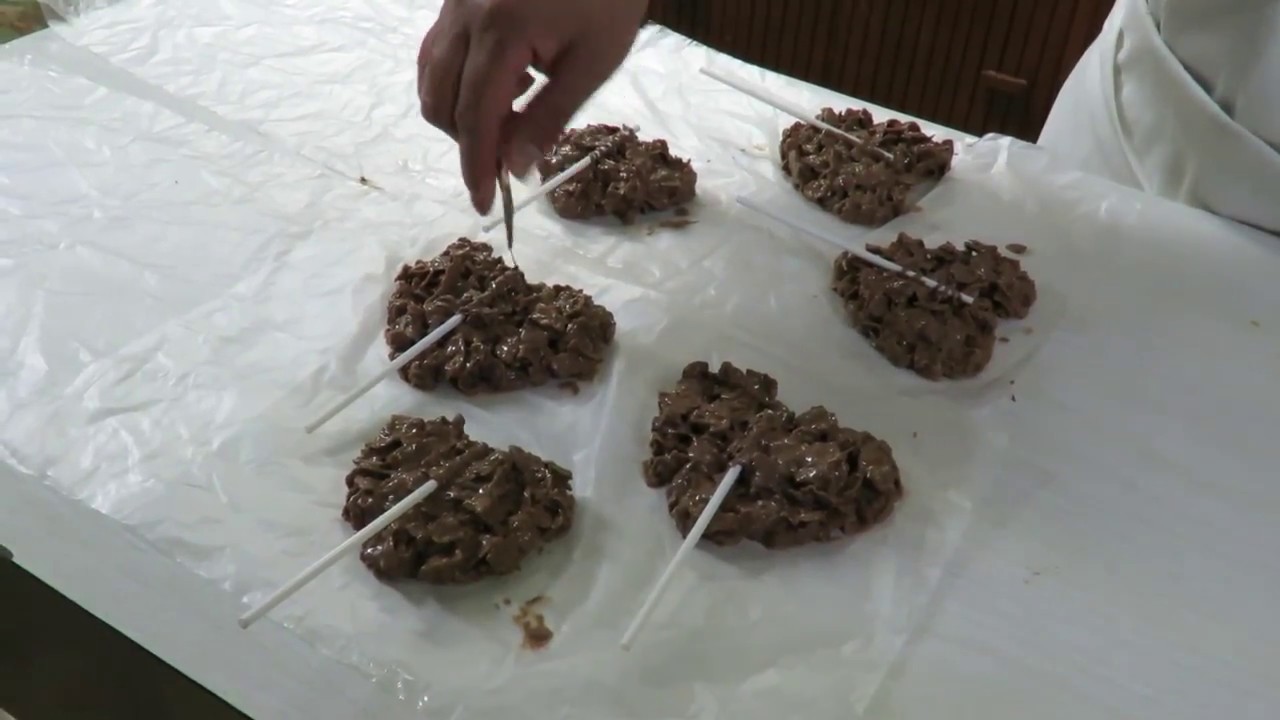 Paletas de cereal con chocolate