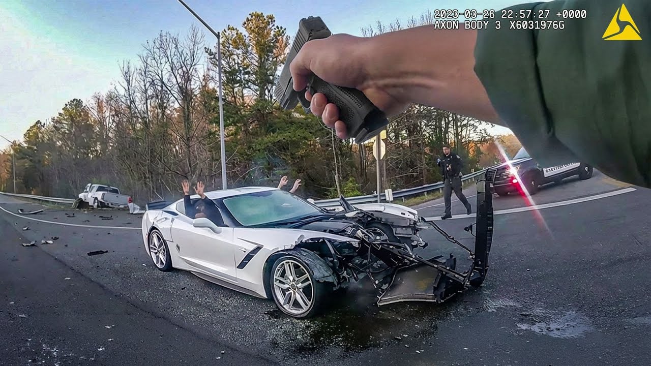 Остановка автомобиля сотрудниками полиции переросла в безумную погоню на скорости 190 км/ч.