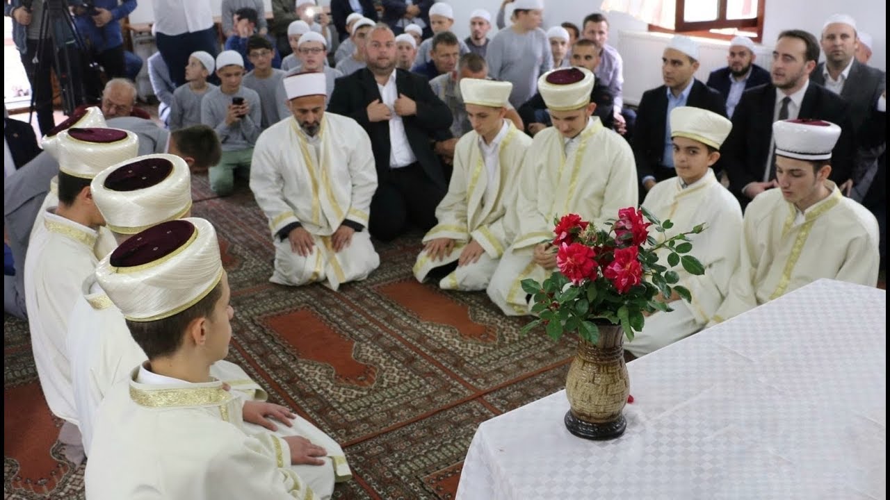 Edhe tetë hafiz të rinj përfunduan hifzin sot në Institutin e hifzit në Gjakovë