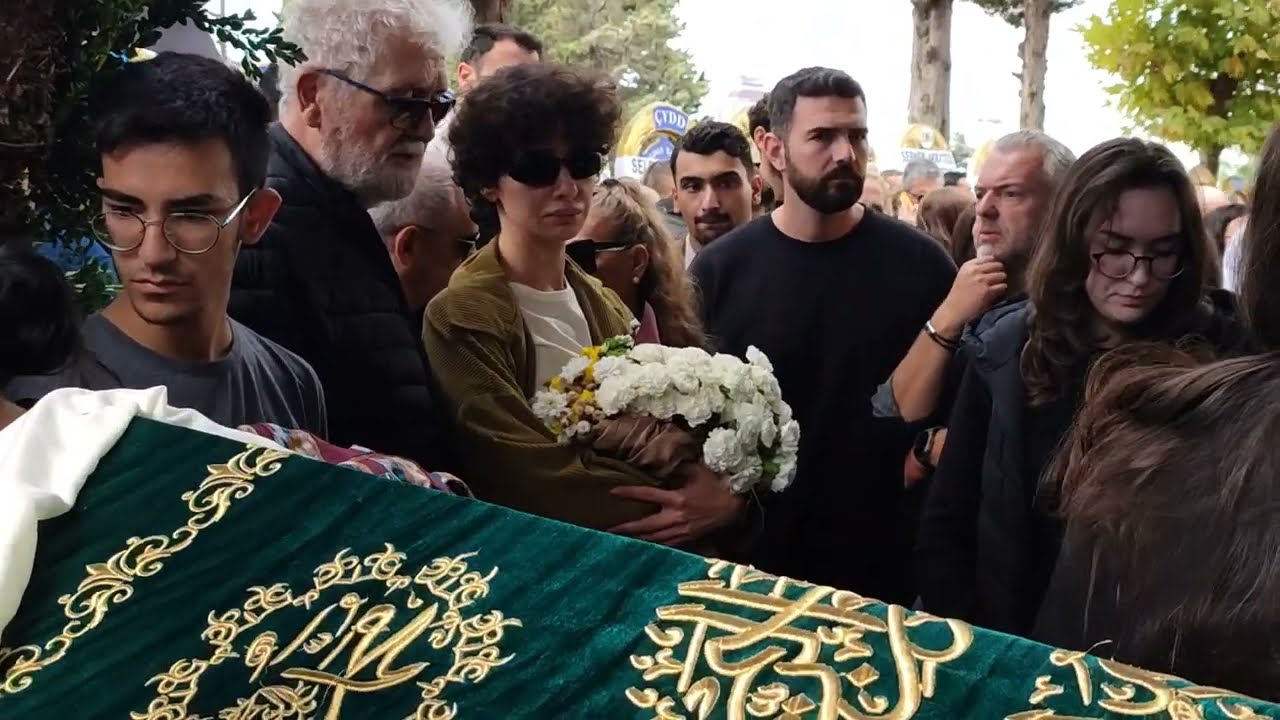 Oyuncu Birce Akalay, halası Arzu Ernak'ın cenazesine katıldı 
