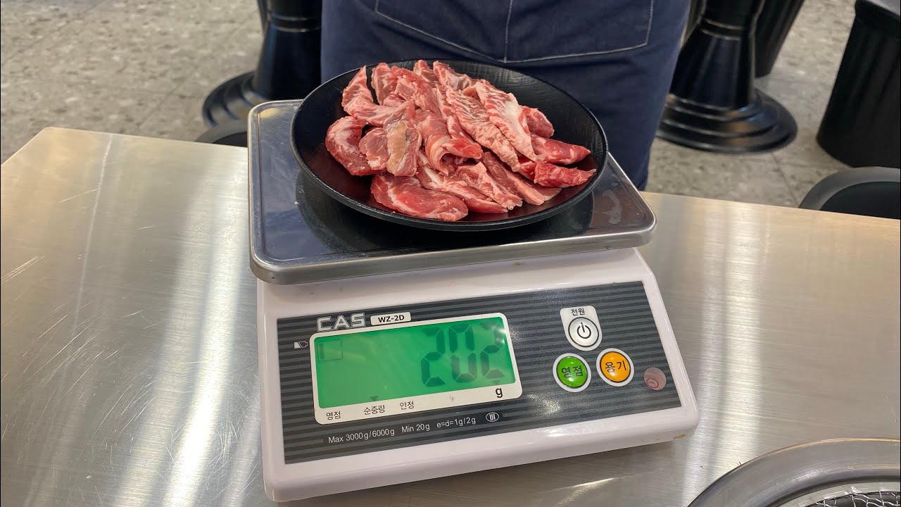 저울로 고기 중량을 확인해 주는 집