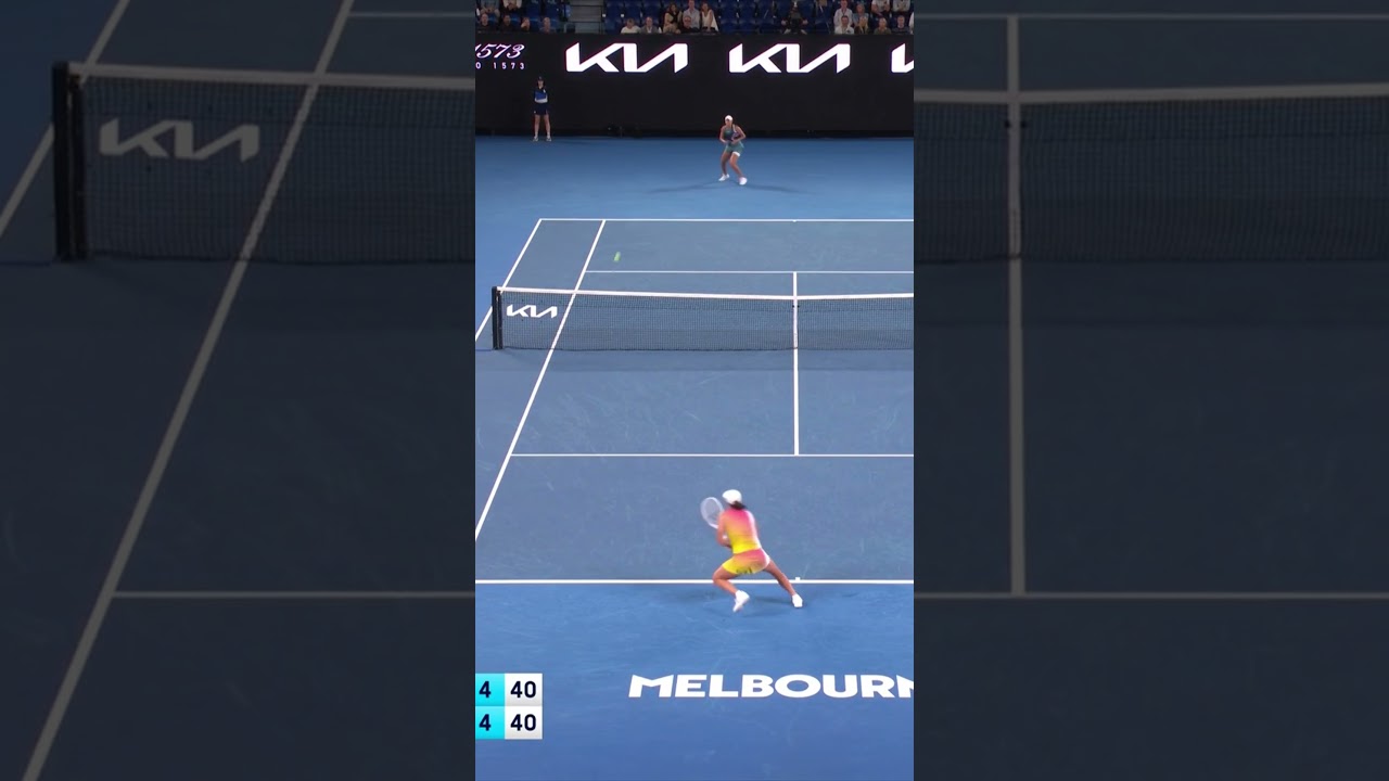 Iga Świątek wygrywa jedną z najlepszych wymian p&oacute;łfinału! 🔥 #AusOpen #Świątek #shorts