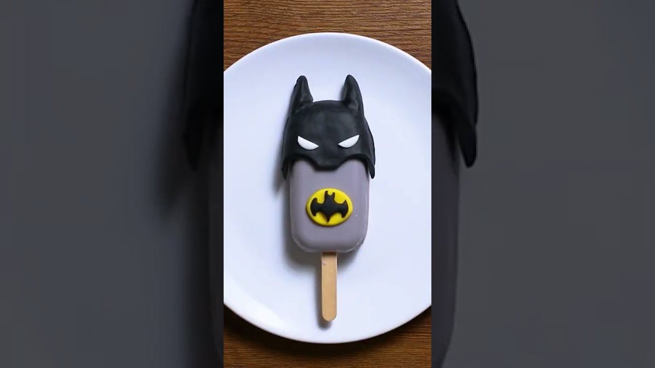 ITS BATMAN! 🦇😍 Superhero Cakesicles | DIY Cake Ideas - Hoopla Recipes #shorts #thebatman