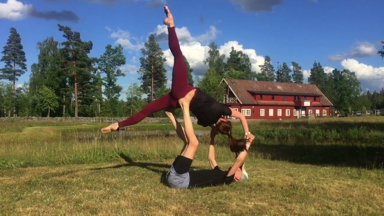 Naked Singularity - Simons Akroyoga