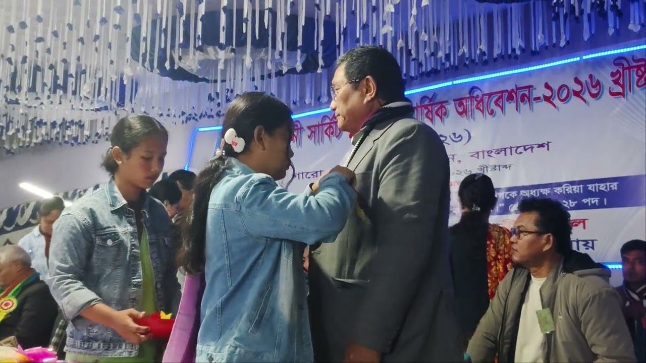 ফুল দিয়ে অতিথি অভ্যর্থনা।