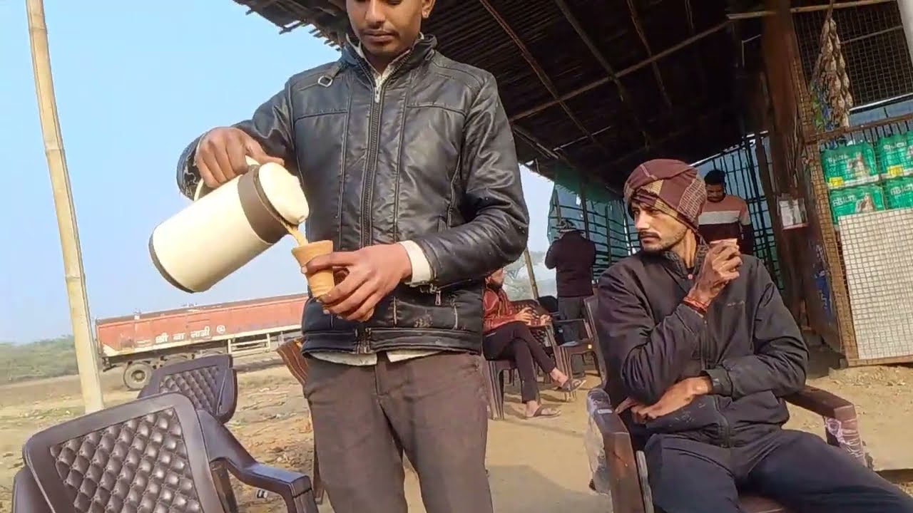 Tapri per chai wala na hone ki vajah se driver khud chai banane Laga 😝🤔
