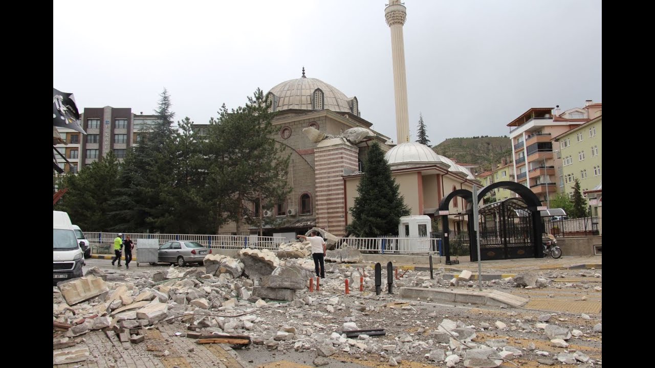 Çankırı'da fırtına etkili oldu: Bademli caminin minaresi yıkıldı