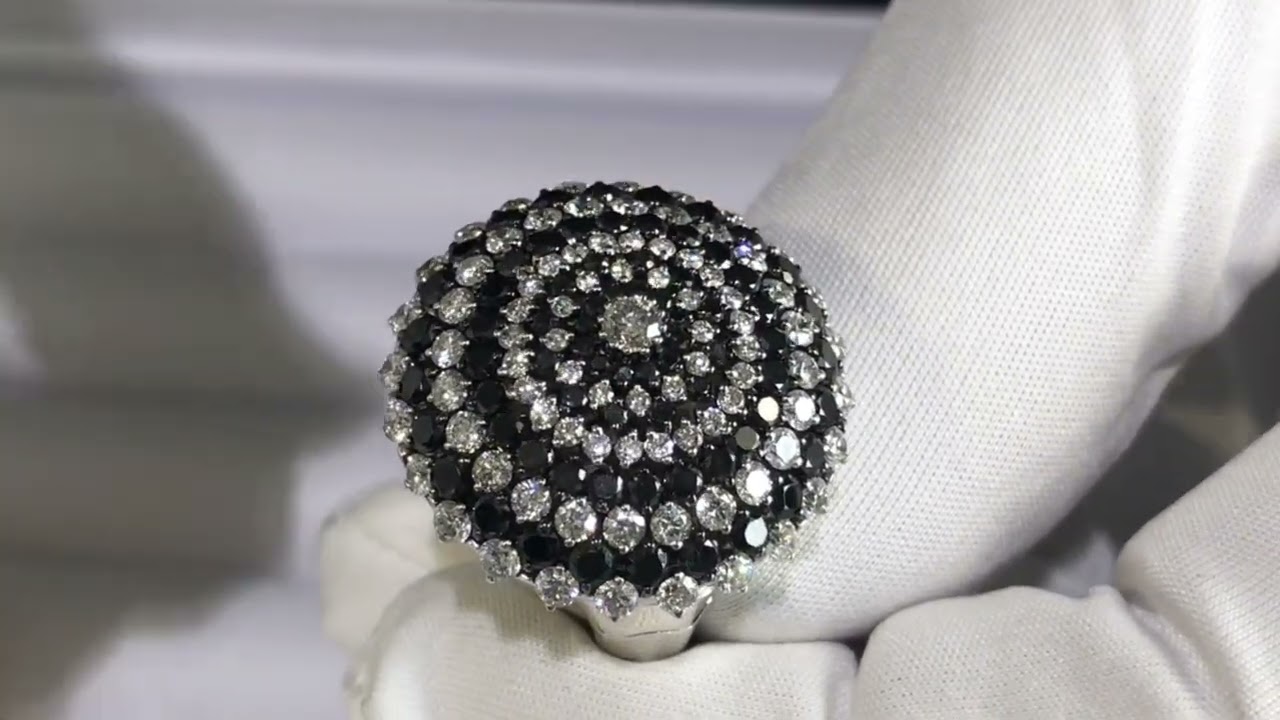 Gioielli d&rsquo;Autore: anelli di design con diamanti bianchi, blu e neri