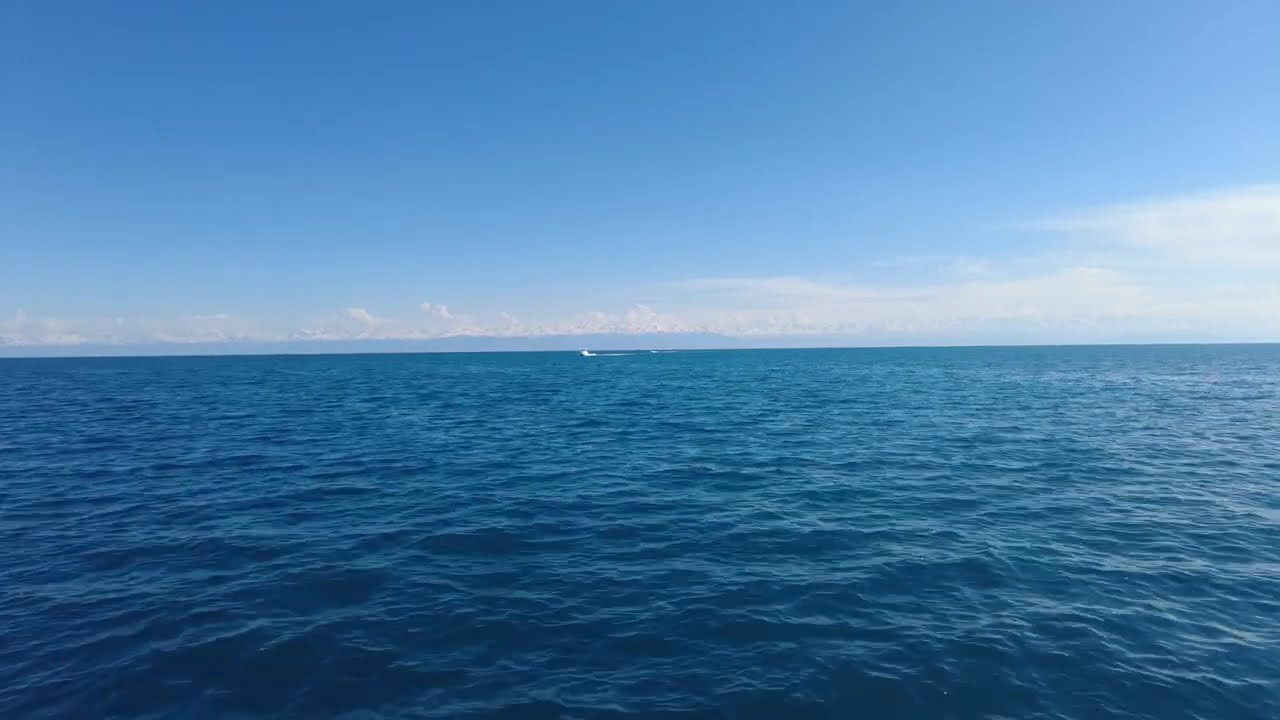 Прогулка в Кыргызстане по озеру Иссык-Куль с видом на Тянь-Шань / Walk along  Issyk-Kul, Kyrgyzstan