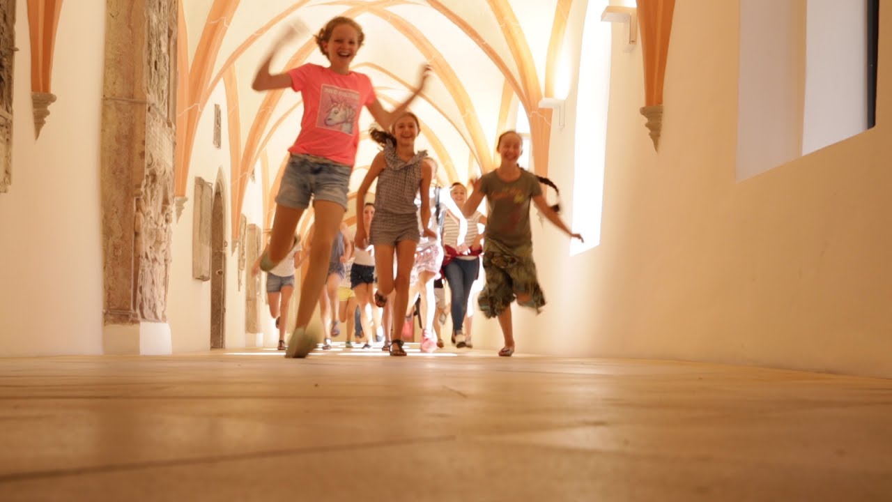 Wo das Schulleben wieder pulsiert - Ein Rundgang durch den neuen Kreuzgang der Gisela-Schulen