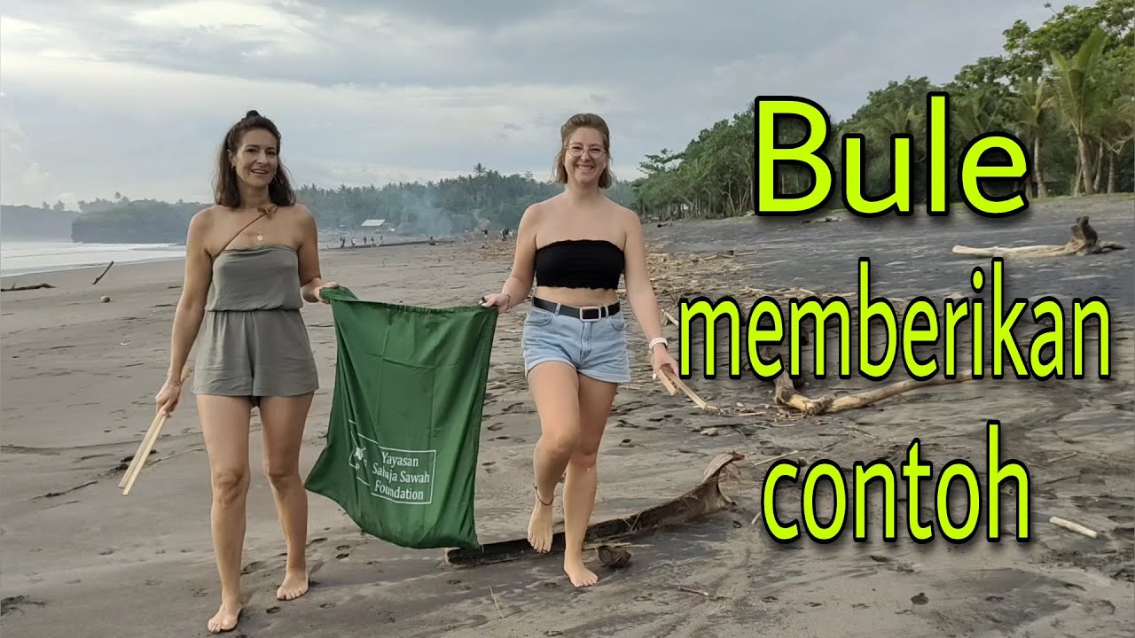 Bule Jerman membersihkan pantai Kelecung, Tegalmengkeb, Selemadeg Timur, Tabanan, Bali