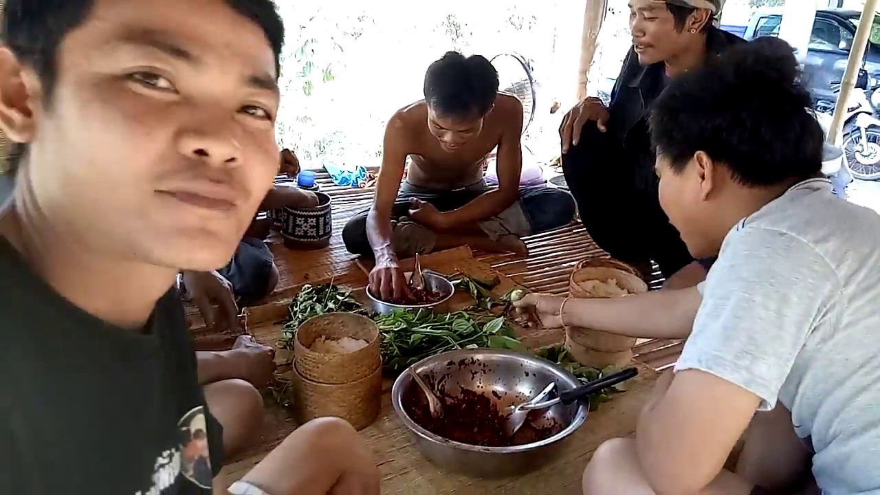 ก้อยหมูลอยเลือด สูตรพ่อค้าขายหมู แซ่บๆอีกแล้ว กับทีมงานบ่าวไทบ้าน