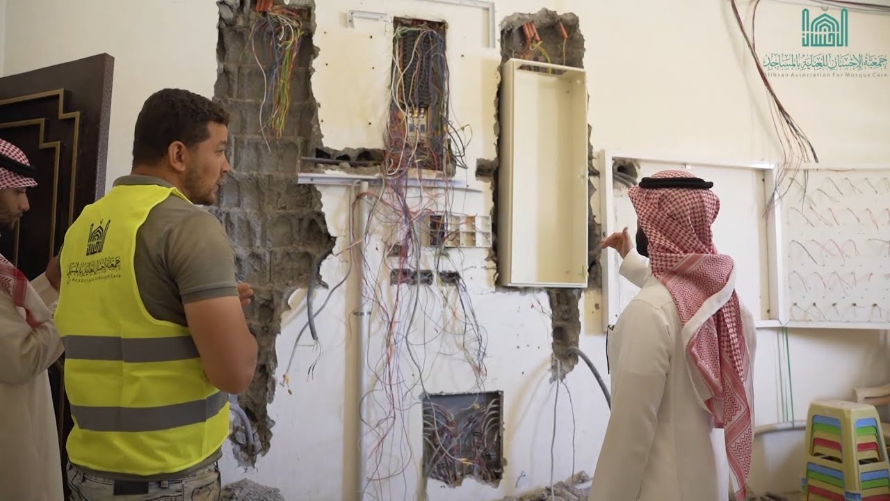 العمل مستمر في إعادة هيكلة التمديدات الكهربائية بجامع الشيخ عبدالعزيز بن باز رحمه الله