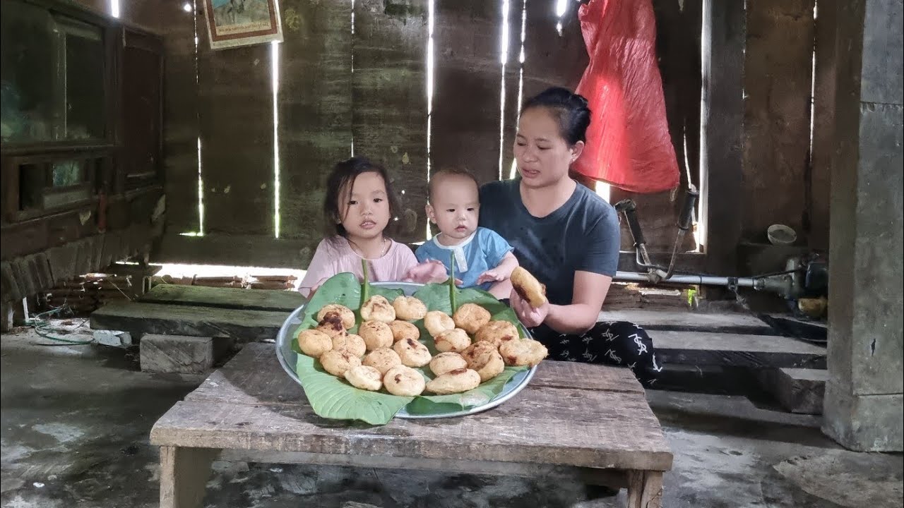 Cooking rice with mom and baby. Uncle hasn't come home from work yet | Triệu Thị Ghển