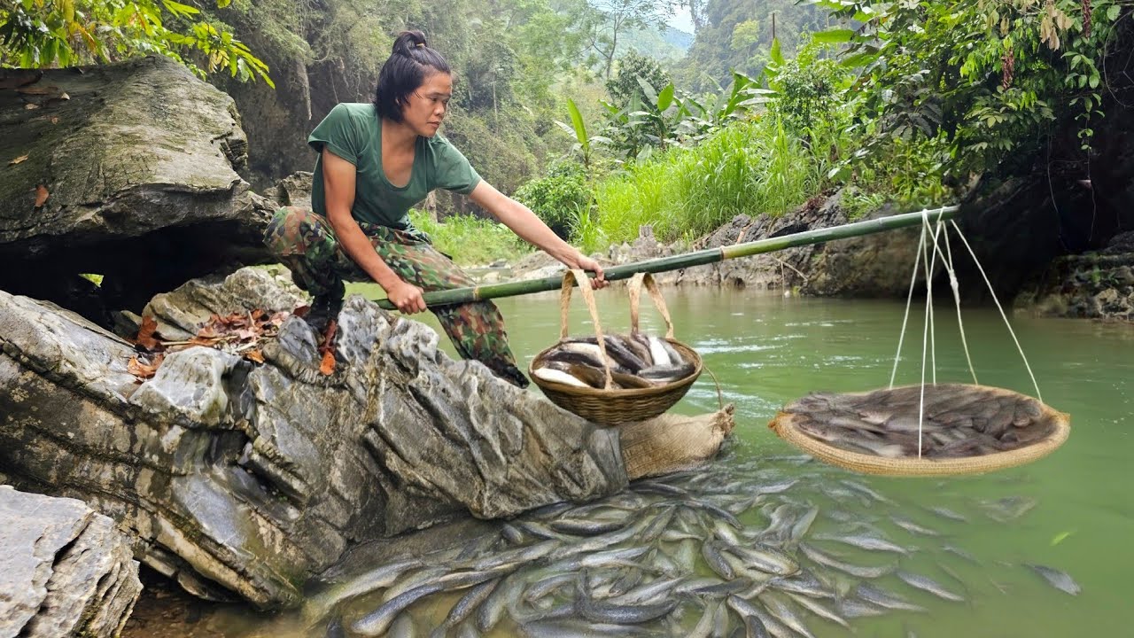 Catch fish after the rain, catch a lot of fish with rudimentary skills, preserve fish by smoking