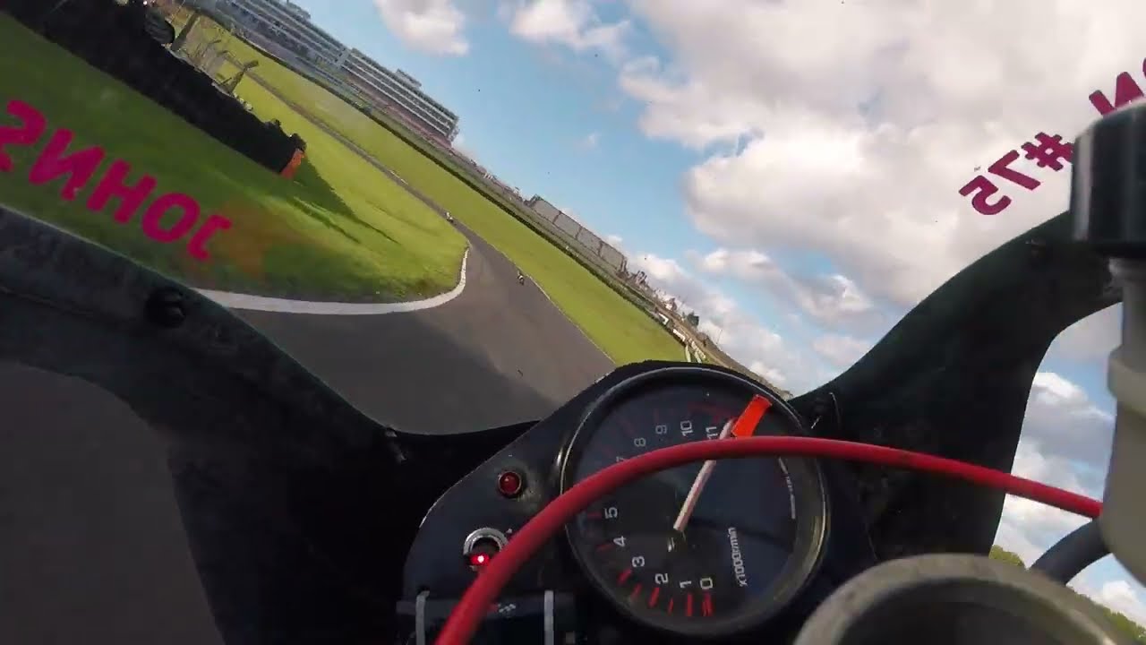Bemsee Yamaha TZR 250 back of grid start Brands Hatch indy October 2022