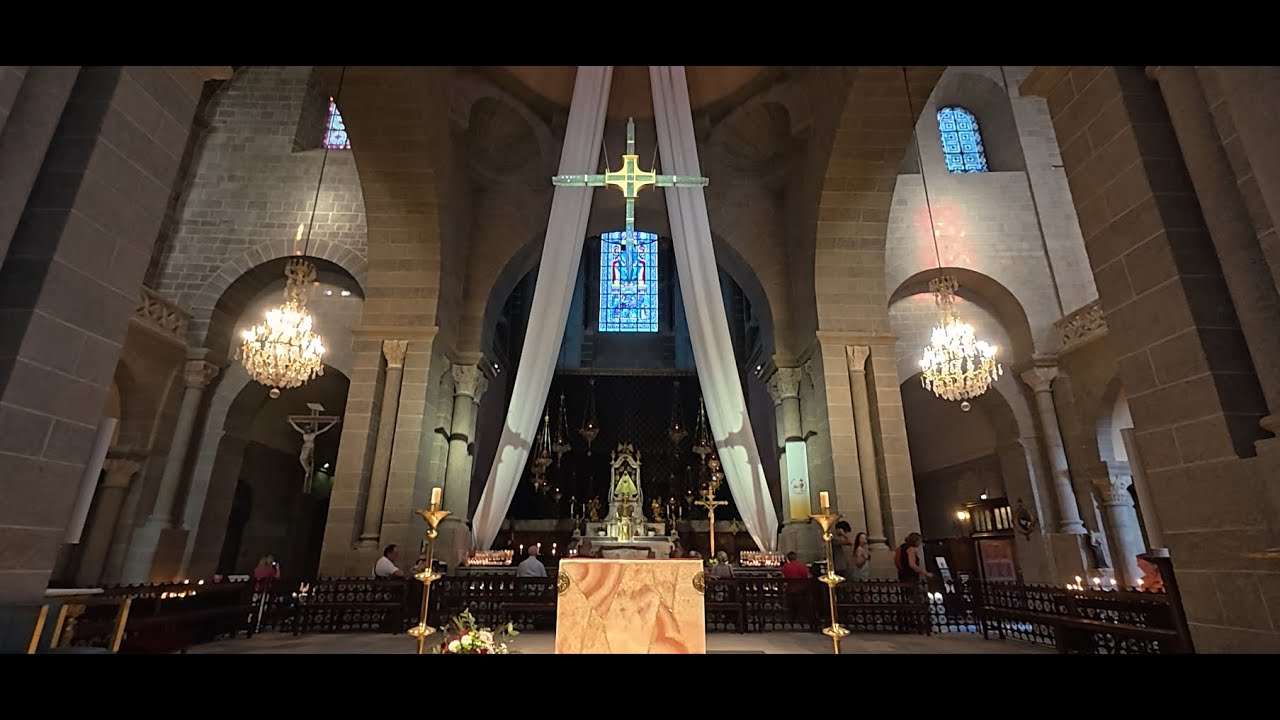 In Cathédrale Notre-Dame-du-Puy France_ 在勒皮大教堂看人來人往的旅客